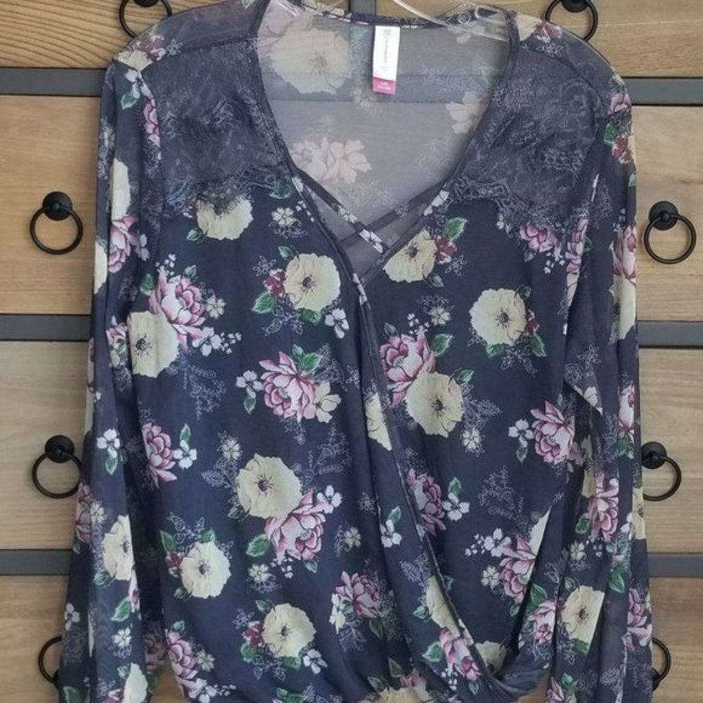 No Boundaries Gray Floral Print Blouse Caged Neckline Sheer Lace on Back Size La